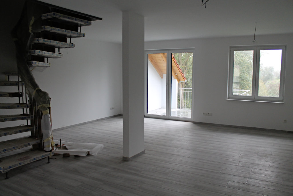 Wohnzimmer mit Treppe zum oberen Bereich